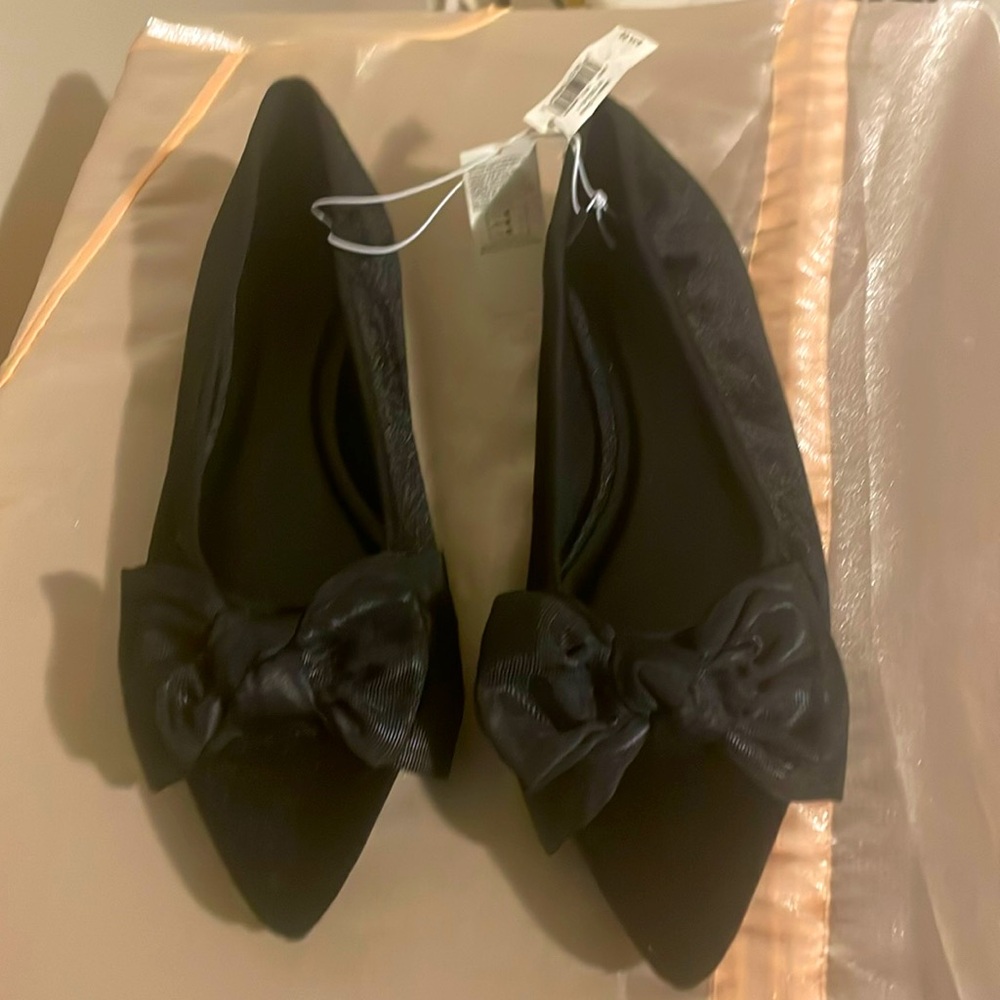 NWT pointy toe bow tie flat shoes Suede like with a fabric bow